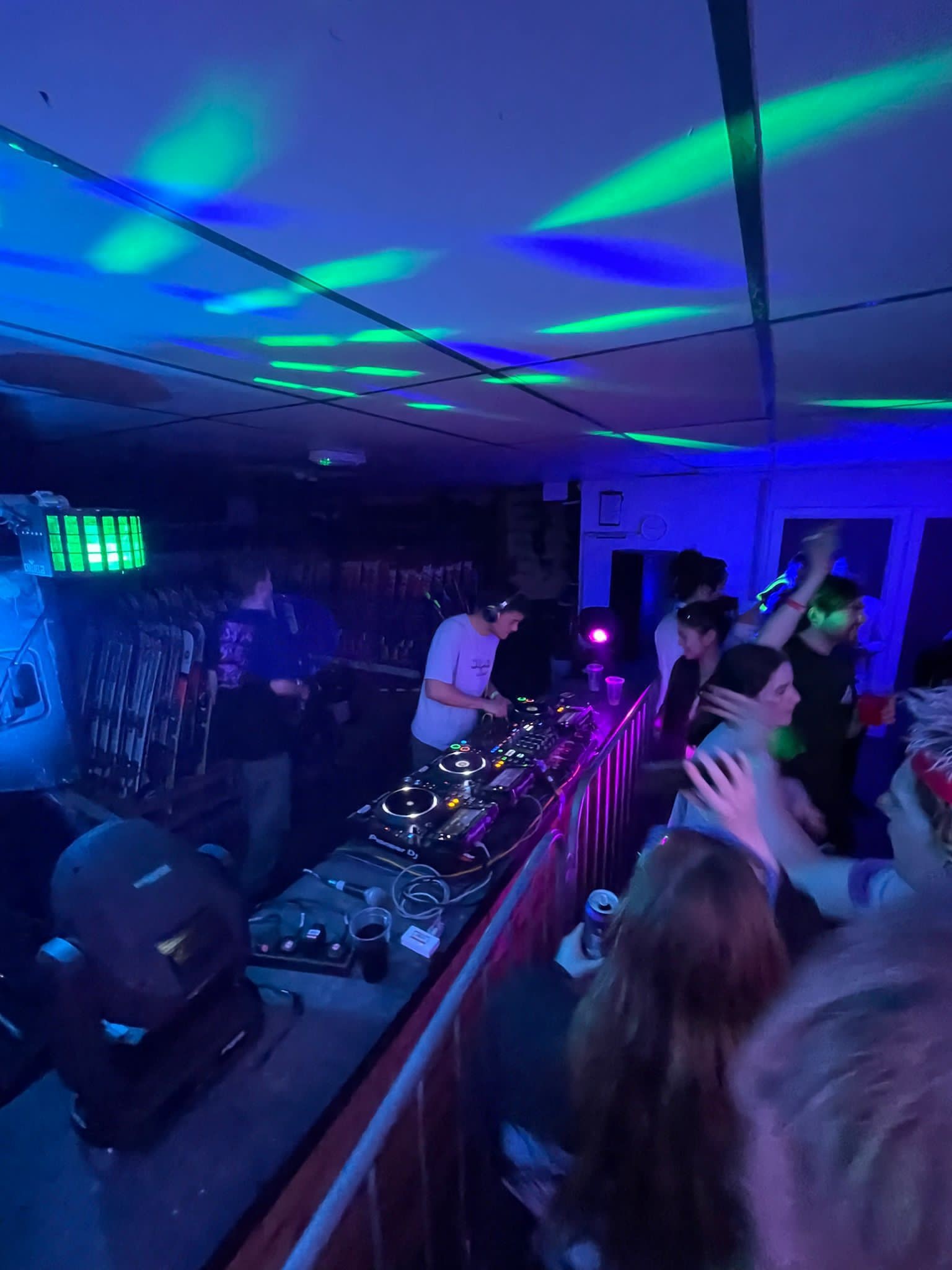 DJ Goosey club crowd