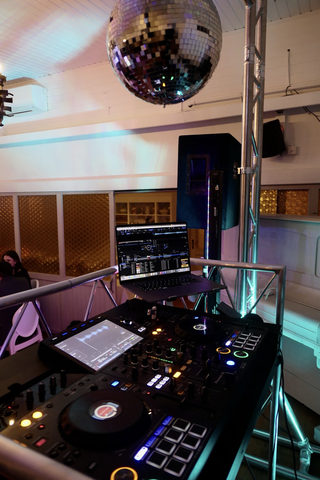 Licht- und Ton-Setup von G’spür Events in einer Eventlocation