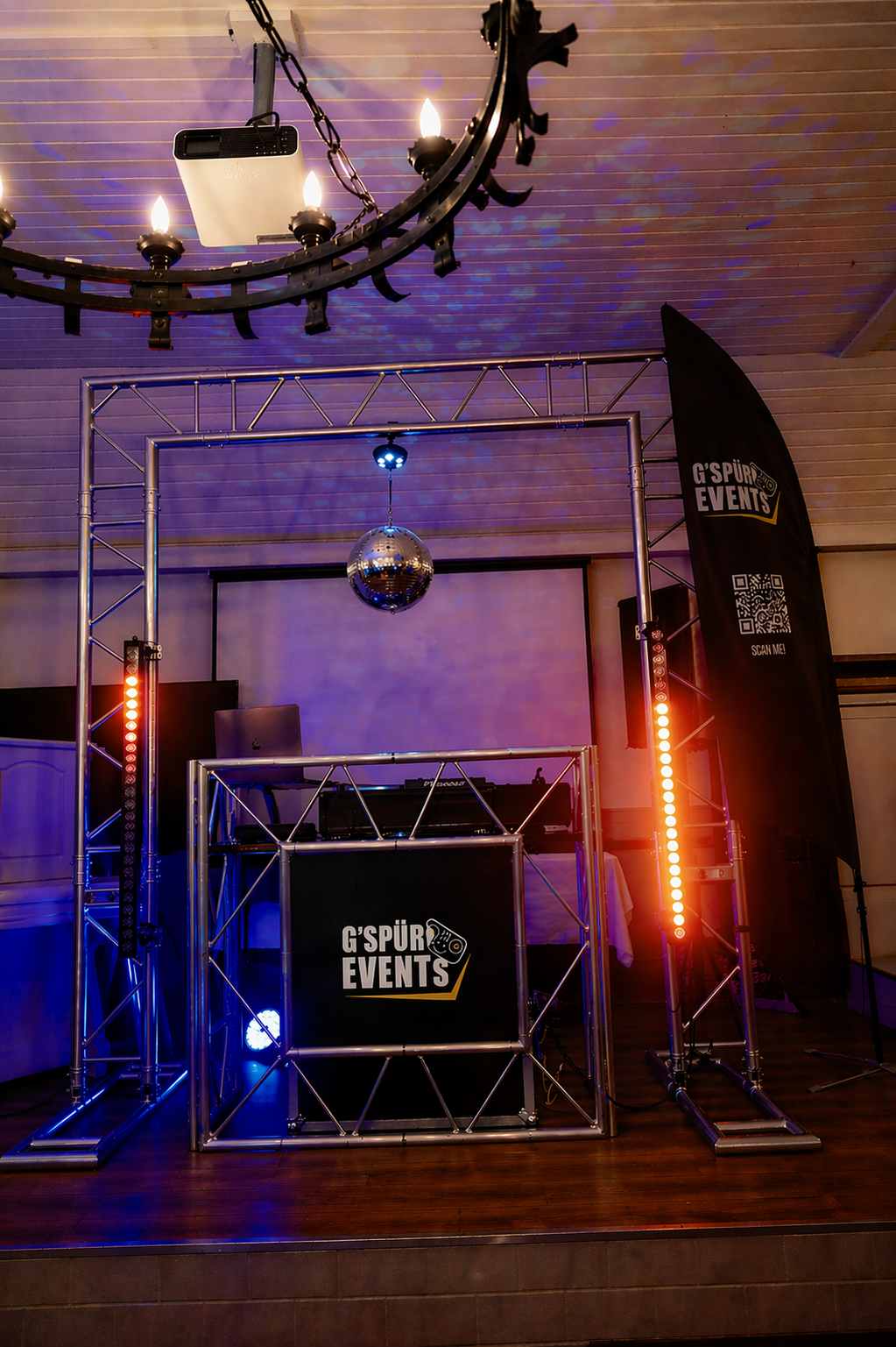Mobile Disco Setup von G’spür Events mit Traversen, Licht und DJ-Pult