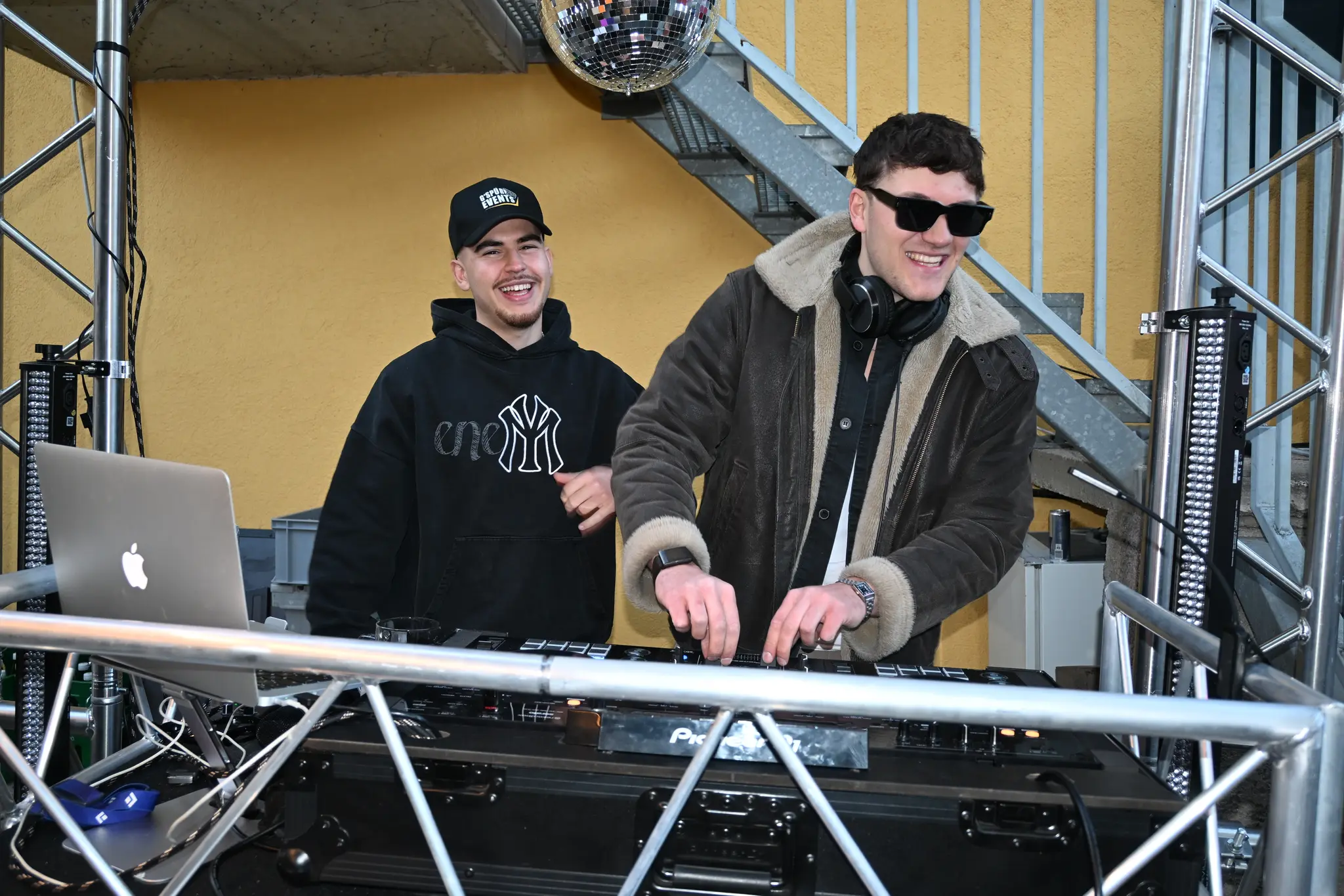 Niki und Chris live beim Event